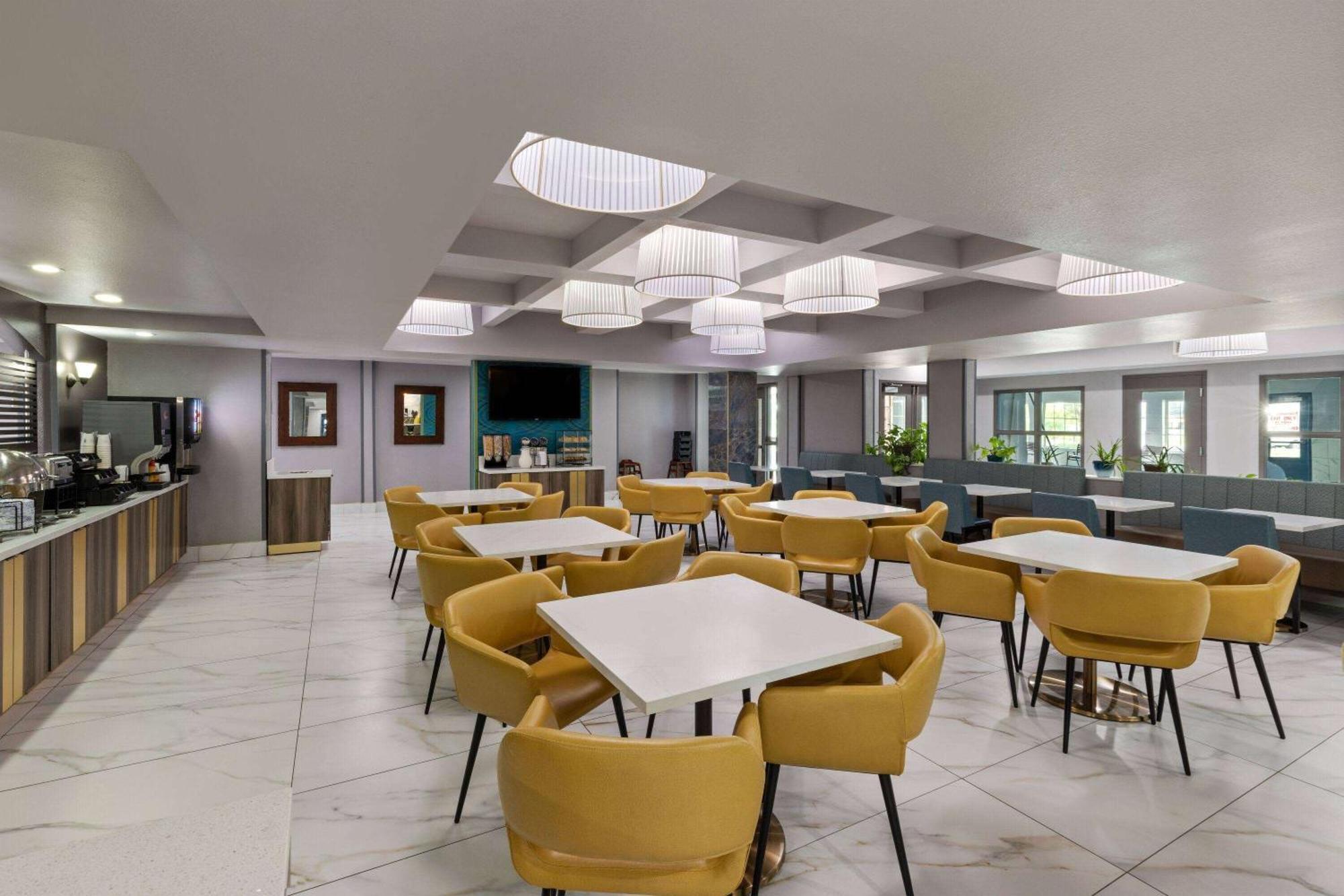 La Quinta By Wyndham Olathe Hotel Exterior photo