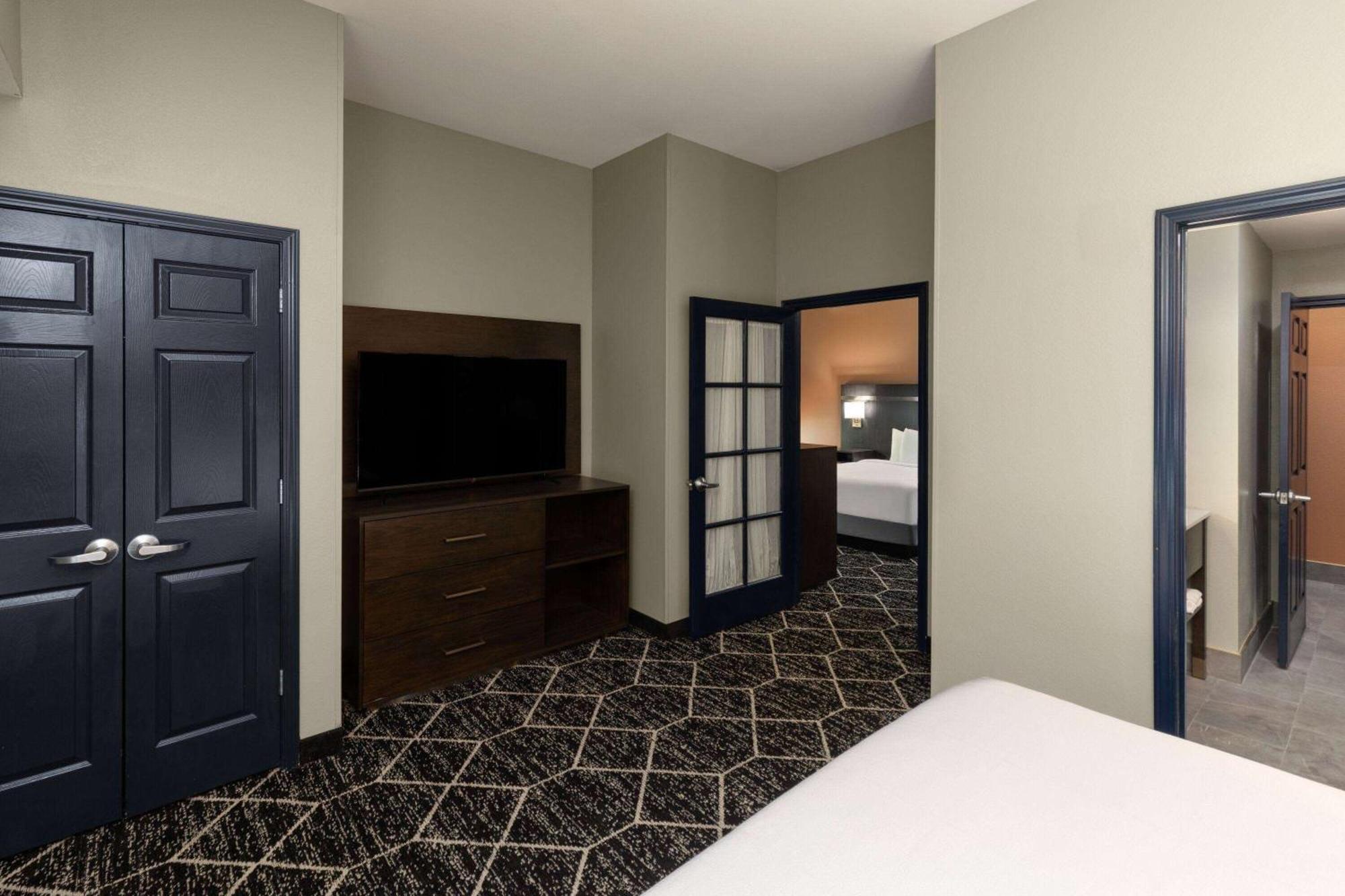La Quinta By Wyndham Olathe Hotel Exterior photo
