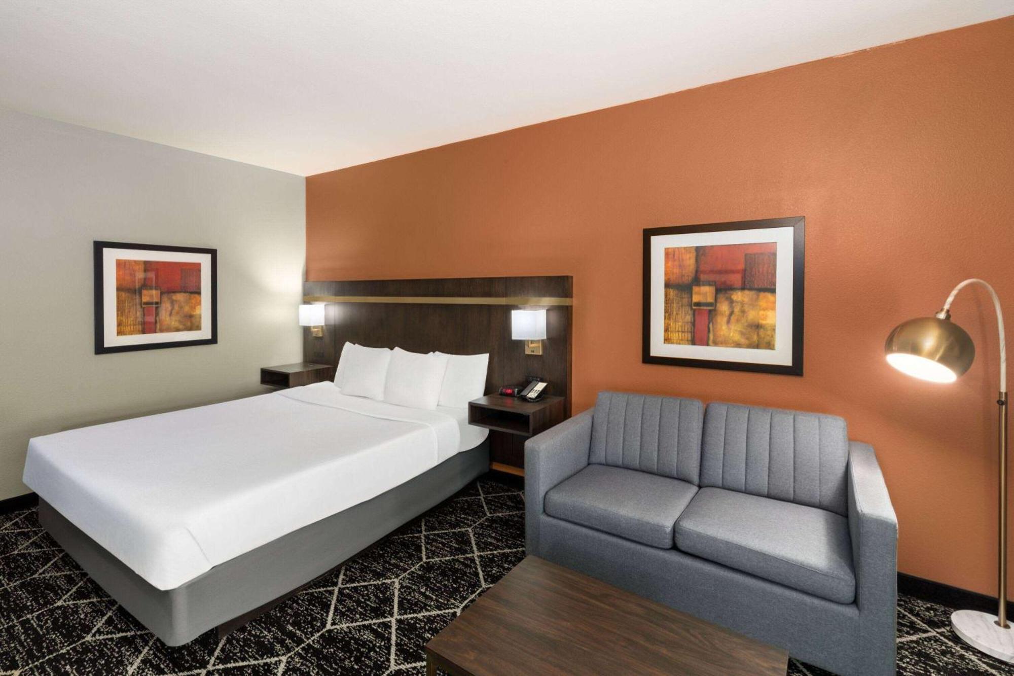 La Quinta By Wyndham Olathe Hotel Exterior photo