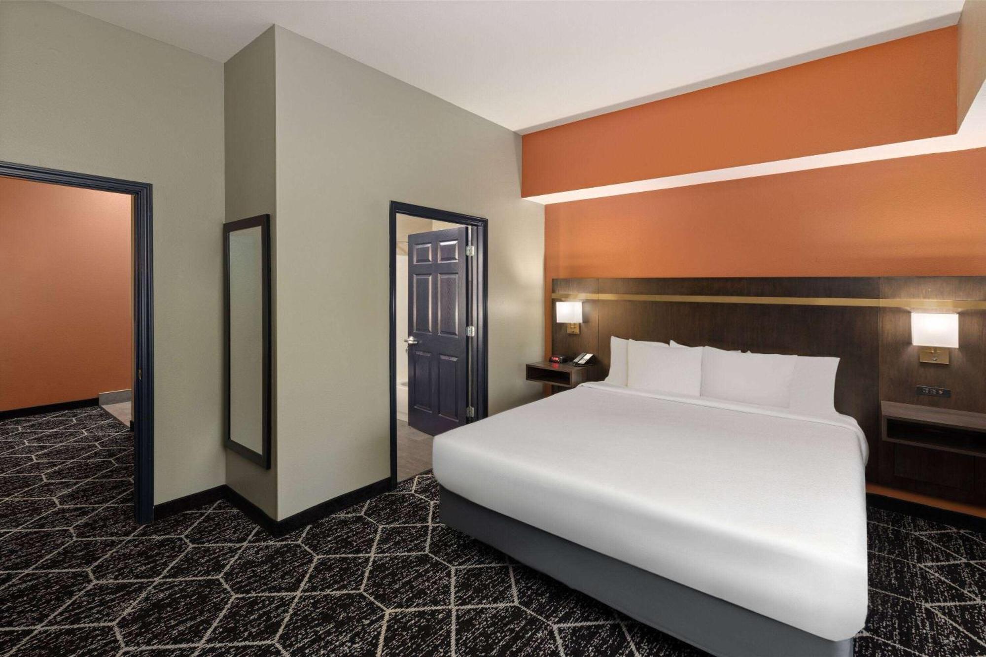 La Quinta By Wyndham Olathe Hotel Exterior photo