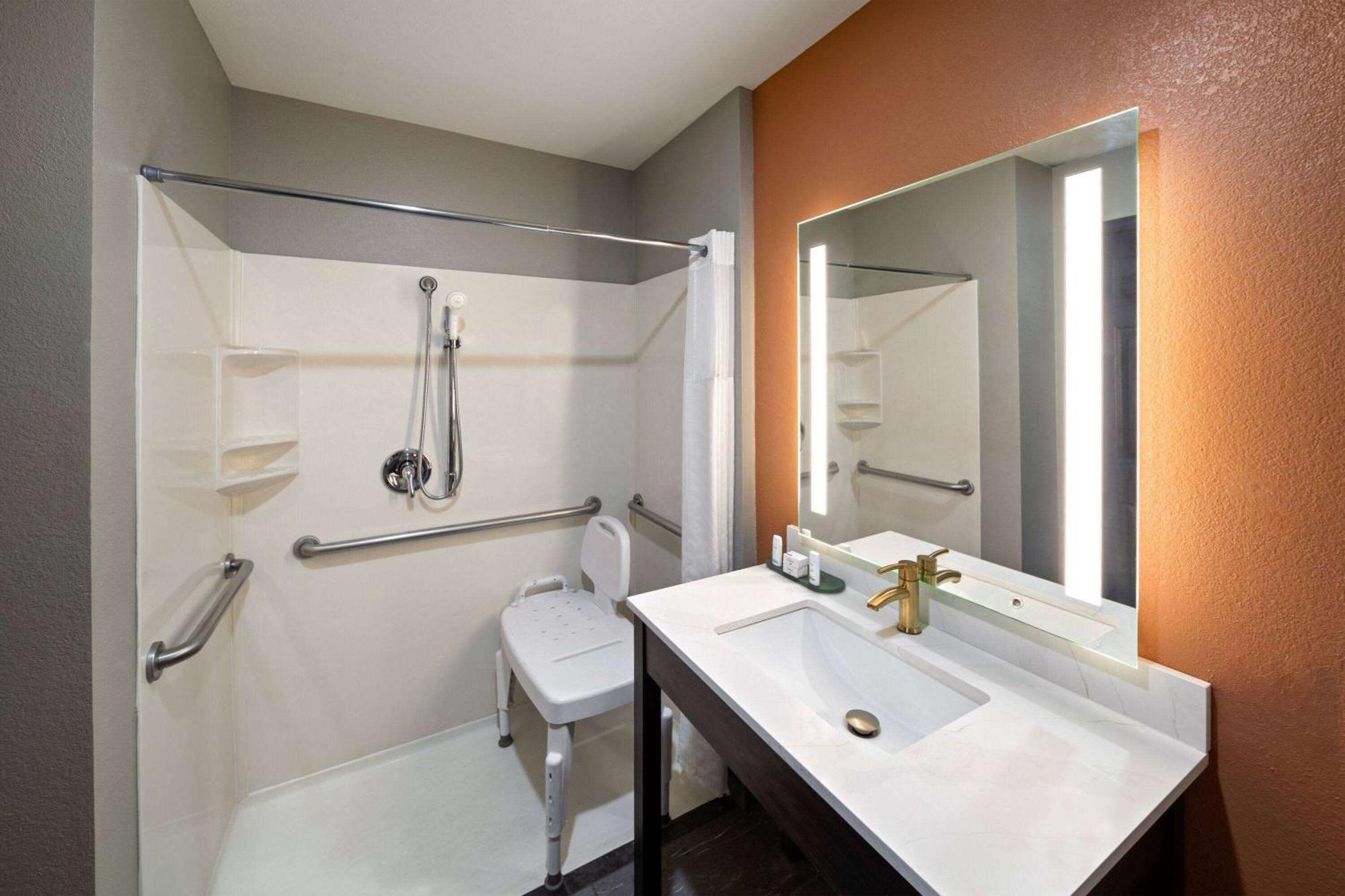 La Quinta By Wyndham Olathe Hotel Exterior photo