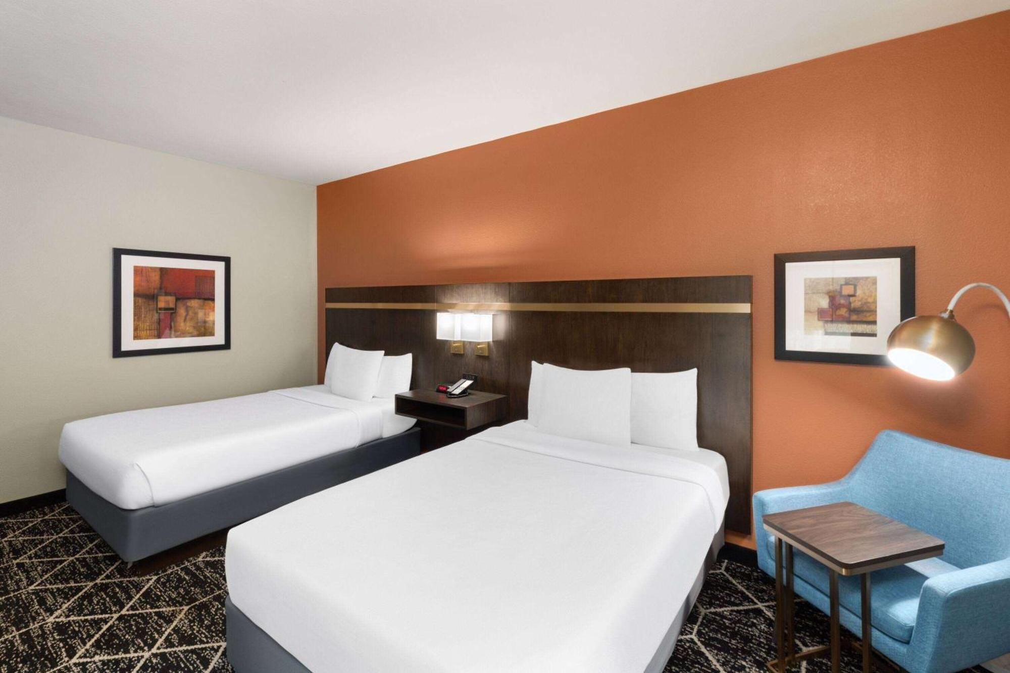 La Quinta By Wyndham Olathe Hotel Exterior photo