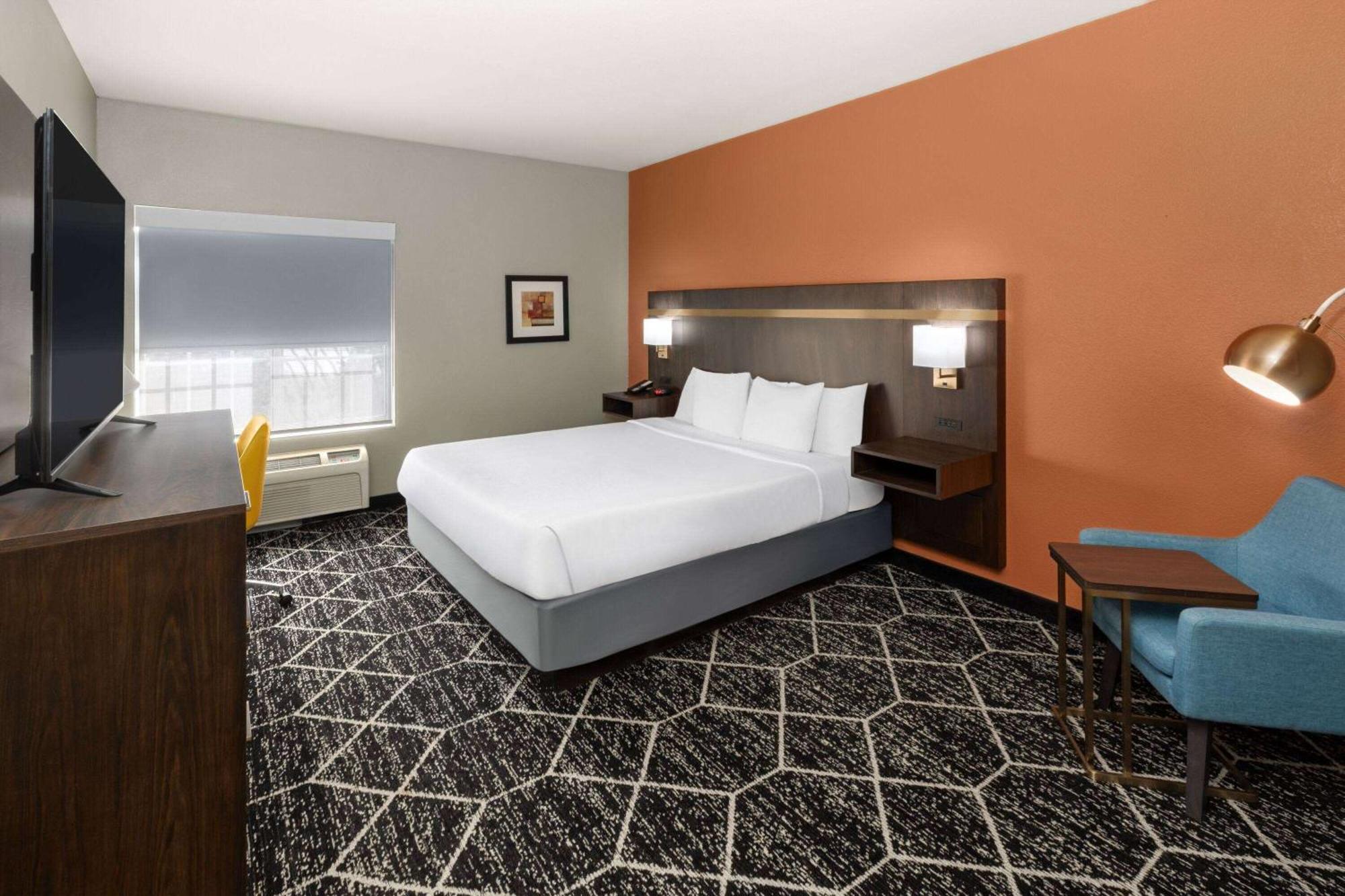 La Quinta By Wyndham Olathe Hotel Exterior photo