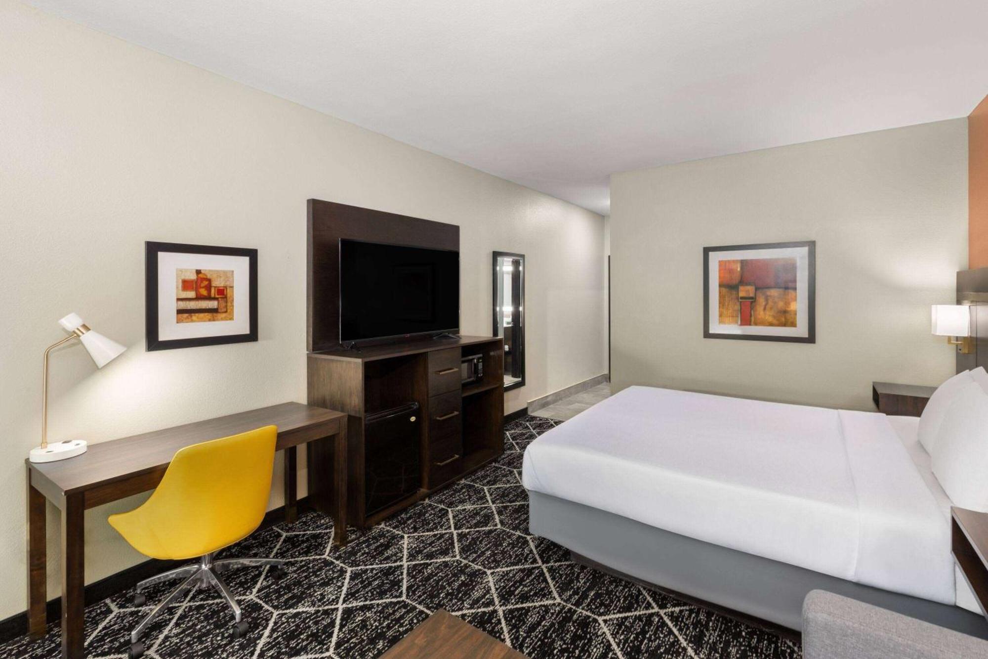 La Quinta By Wyndham Olathe Hotel Exterior photo